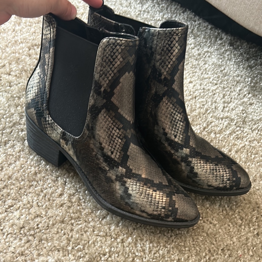 Volatile boots never worn size 9